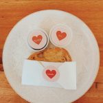 Tostada con mermelada y queso crema