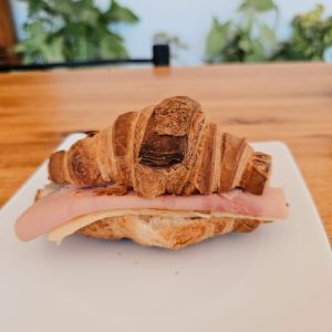 Croissant relleno de jamón y queso