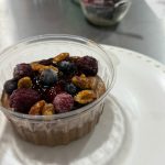 Mousse con frutos rojos y almendras